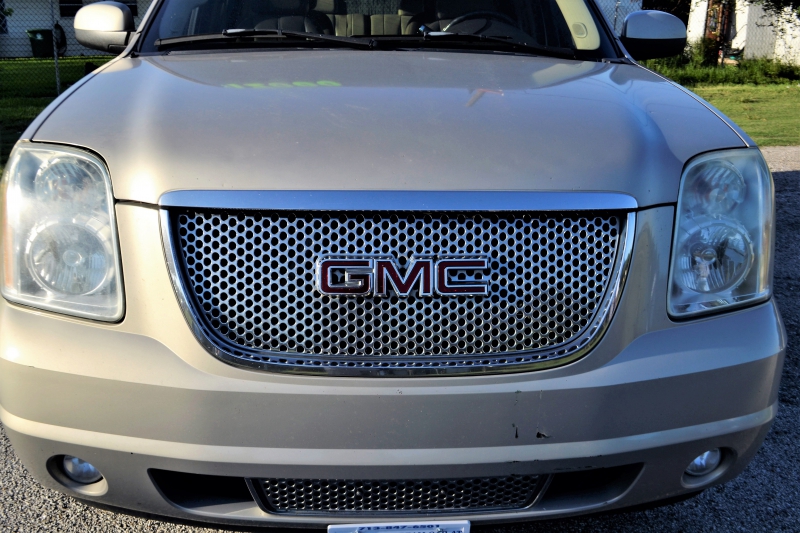 concession-moto-BRIGNOLES-min_gmc-yukon-truck-grill-2828425